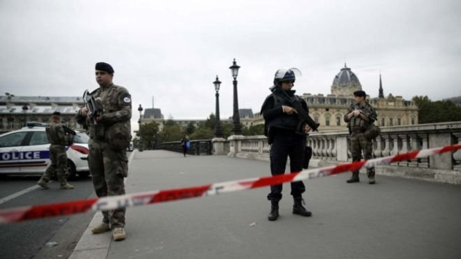 Polisi menutup daerah pusat kota Paris. - EPA