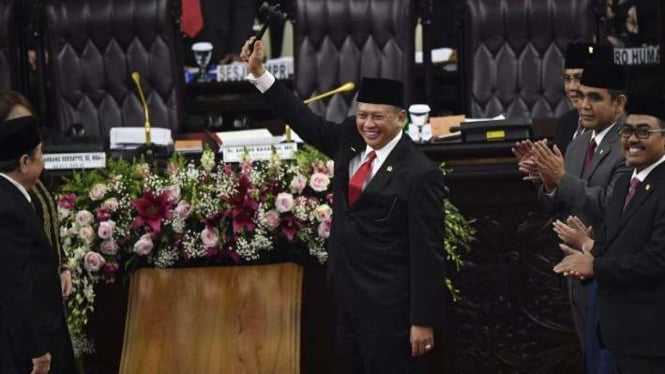 Ketua MPR Bambang Soesatyo (tengah) mengangkat palu sidang usai pelantikan pimpinan MPR periode 2019-2024 di ruang rapat Paripurna MPR, Kompleks Parlemen, Senayan, Jakarta, Kamis (3/10/2019). 