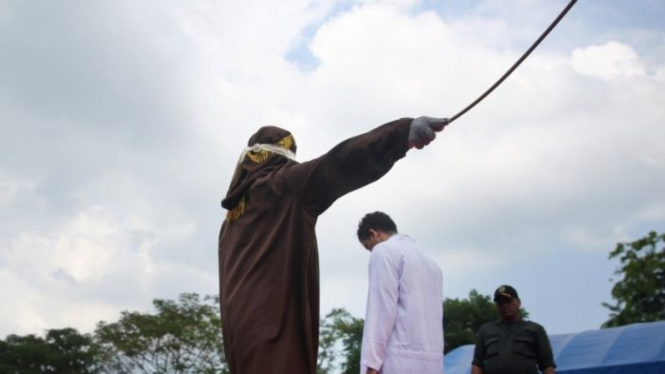 Qanun pengelolaan satwa liar yang baru disahkan DPRA mengatur hukuman tambahan berupa 100 cambukan bagi mereka yang kedapatan melakukan perburuan liar di kawasan konservasi disamping diproses hukum pidana.