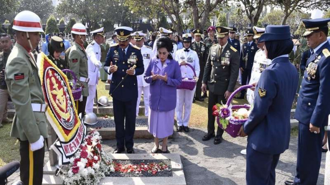 Panglima TNI Marsekal TNI Hadi Tjahjanto ziarah TMP Kalibata di HUT TNI 74