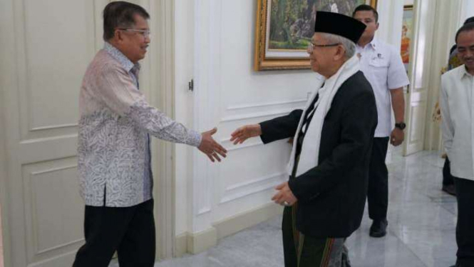 Wakil Presiden Jusuf Kalla menyalami KH Ma'ruf Amin.