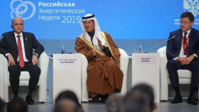 Menteri Energi Arab Saudi Pangeran Abdulaziz Bin Salman (tengah)  