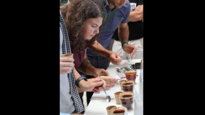 Warga Yunani saat mencicipi kopi khas Indonesia