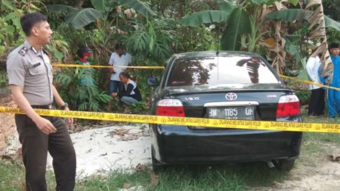 Sesosok mayat ditemukan dalam mobil di Pekanbaru. 