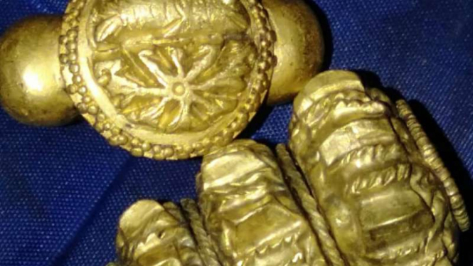 Emas dan benda-benda berharga diduga peninggalan zaman Kerajaan Sriwijaya yang ditemukan di wilayah Pesisir Timur OKI.