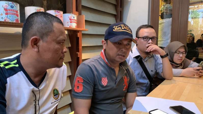 Bambang Nugraha, ASN Sekretariat DPRD Jawa Barat (pakai topi)