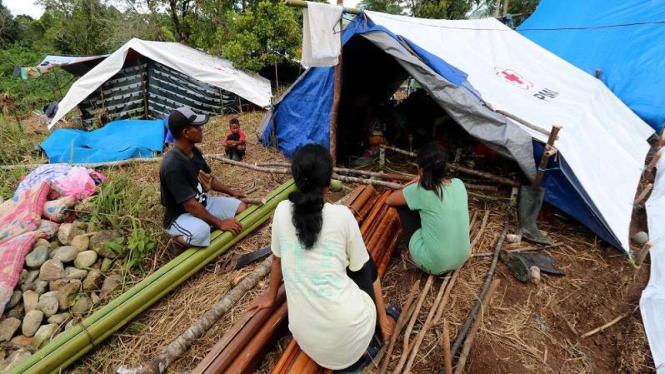 Sejumlah pengungsi korban gempa bumi Maluku memperbaiki tenda di pengungsian 