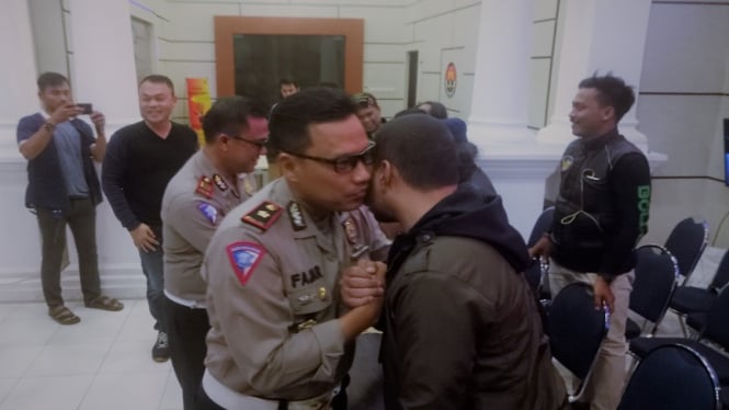 Aparat Kepolisian Polres Bogor Kota berdamai dengan pengemudi ojek online