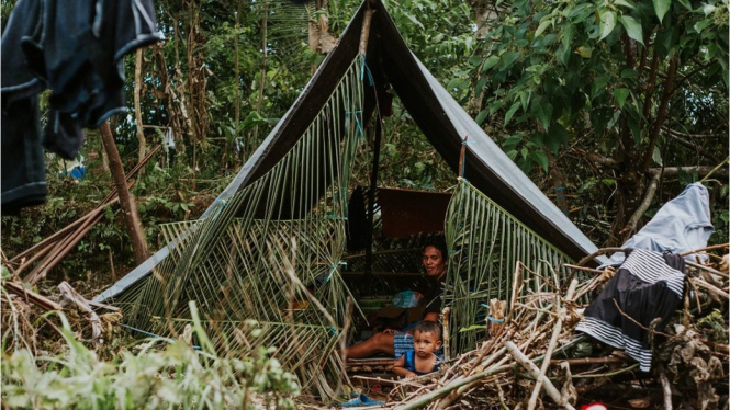 Warga korban gempa Maluku berada di tenda yang dibuat secara mandiri di Negeri Oma, Pulau Haruku, Maluku, Selasa (1/10/2019). Warga di kawasan tersebut menyatakan belum ada bantuan dari pemerintah pascagempa bumi magnitudo 6,8 SR yang mengguncang Pulau Am