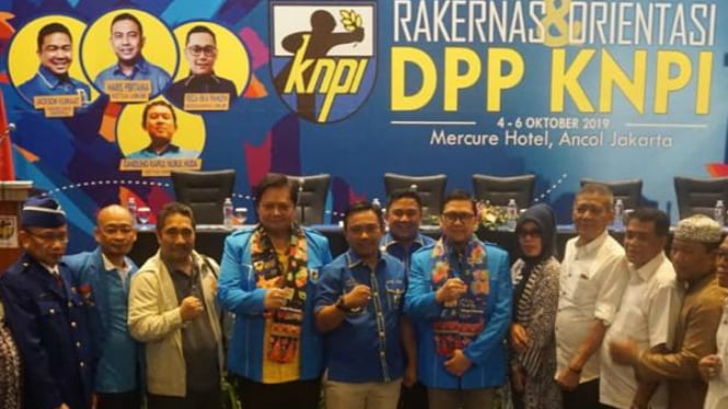 Ketum Golkar Airlangga Hartarto bersama pengurus DPP KNPI