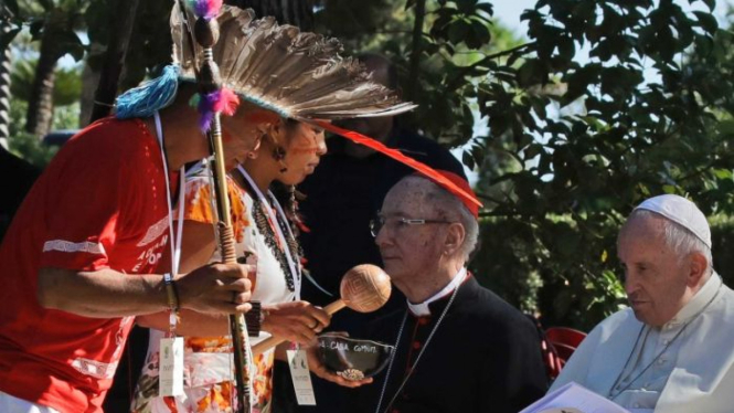 Warga asli Amazon menghadiri upacara penanaman pohon di Vatikan yang dihadiri Paus Fransiskus.
