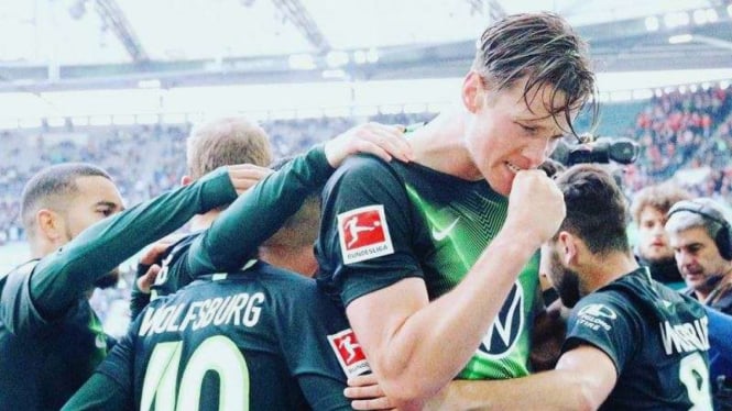 Para pemain VfL Wolfsburg merayakan gol