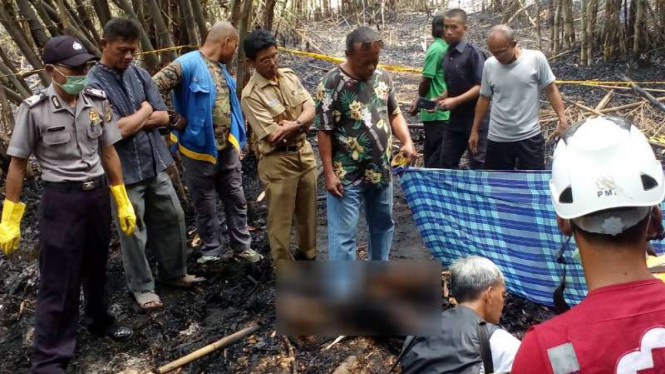 Penemuan mayat kakek di lahan terbakar di Depok, Jawa Barat.