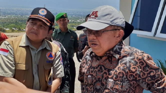 Wakil Presiden Jusuf Kalla meninjau hunian sementara pengungsi di Palu 