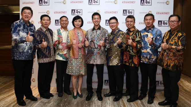 Wakil Presiden Direktur BCA Armand W. Hartono (tengah) bersama manajemen lainnya dalam ajang Asiamoney Awards 2019 di Singapura, Rabu (25/09).