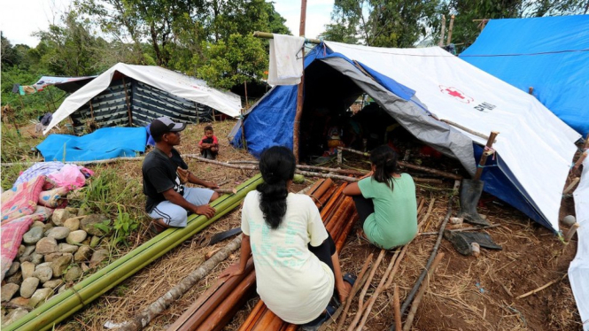 Sejumlah pengungsi korban gempa bumi memperbaiki tenda yang ditempatinya di lokasi pengungsian Desa Waai, Pulau Ambon, Kecamatan Salahutu, Kabupaten Maluku Tengah, Sabtu (05/10). - Antara/Izaac Mulyawan