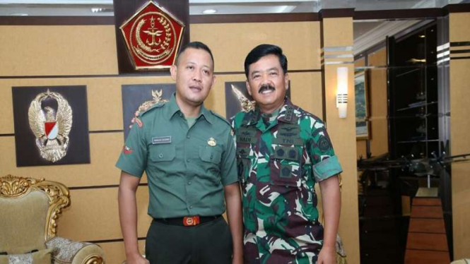Panglima TNI Marsekal Hadi Tjahjanto bersama Kopda Hardius Rusman (kiri), prajurit TNI yang menguasai 7 bahasa asing. 