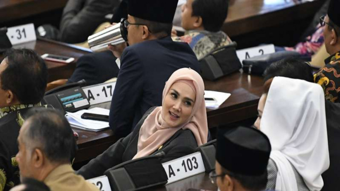 Anggota DPR yang juga artis Mulan Jameela berbincang di ruang sidang DPR