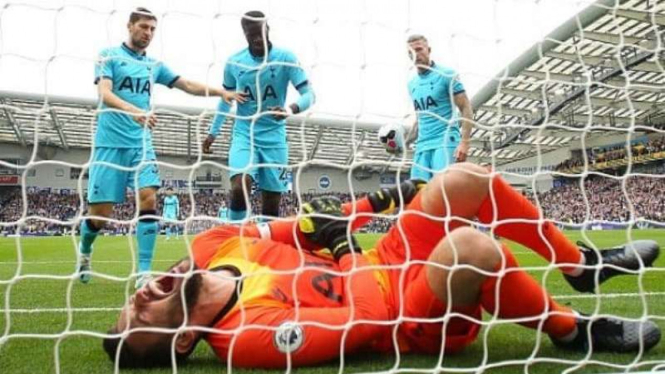 Kiper Tottenham Hotspur, Hugo Lloris terkapar di lapangan