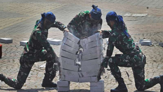 Aksi Ngeri Prajurit TNI, Pesawat Melintir Sampai Kuat Remukkan Batako