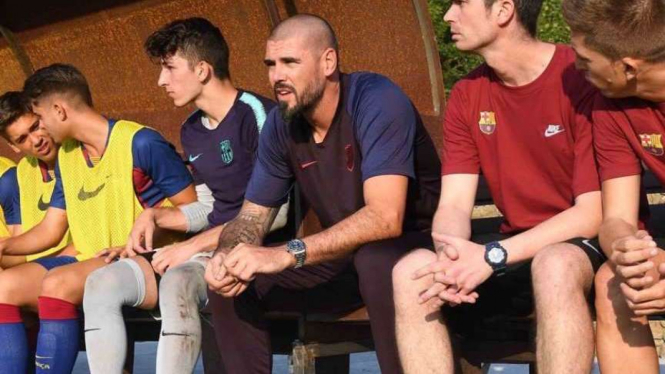 Victor Valdes (tengah)