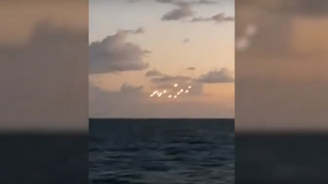 Penampakan UFO di atas perairan Outer Banks.
