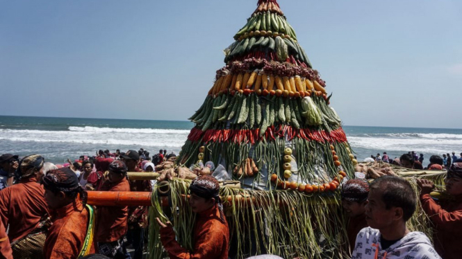 Hingga kini sebagian masyarakat di Pulau Jawa melakukan upacara Labuhan di beberapa titik seperti ke Gunung Lawu , Gunung Merapi, pantai Parangtritis untuk memohon keselamatan.-(Getty Images)