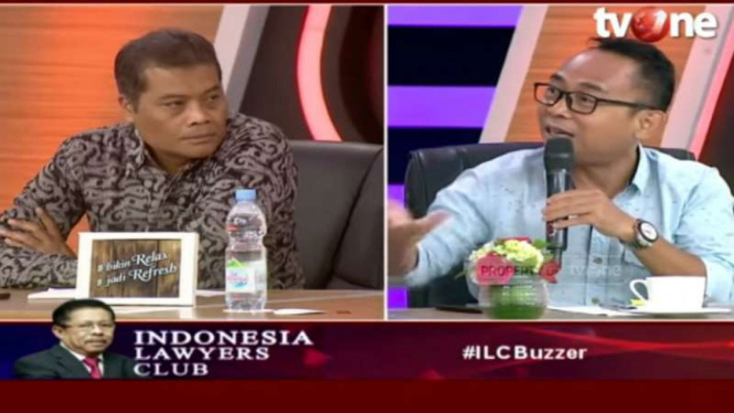 Pemred Koran Tempo, Budi Setyarso dan  Eko Kuntadhi dalam program ILC tvOne bertema "Siapa yang Bermain Buzzer?"