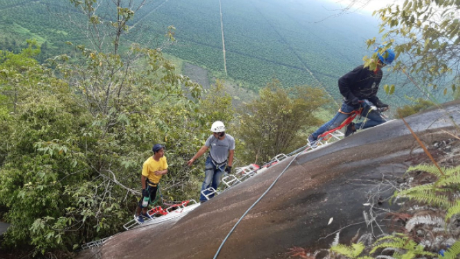 Mendaki di wisata Bukit Kelam