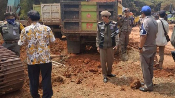 Petugas Satpol PP menertibkan tambang ilegal di Depok.