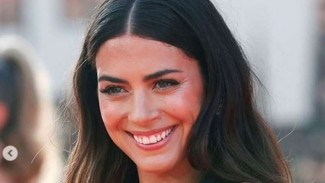 Lorenza Izzo, Aktris Cantik Curi Perhatian di Thriller Hot Knock Knock