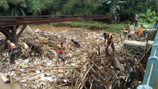 Sungai Cikeas Dipenuhi Tumpukan Sampah Bambu