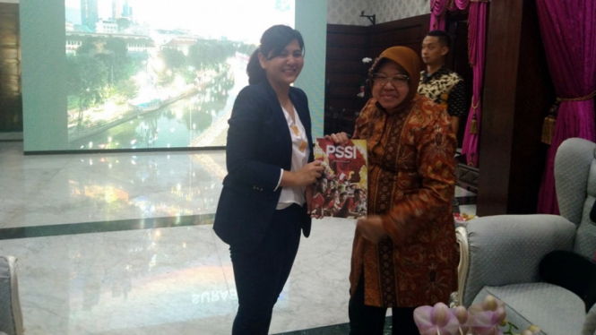 Wali Kota Surabaya, Tri Rismaharini bersama Sekjen PSSI, Ratu Tisha Destria