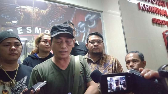 Pegiat media sosial pendukung Jokowi, Ninoy Karundeng di Polda Metro Jaya