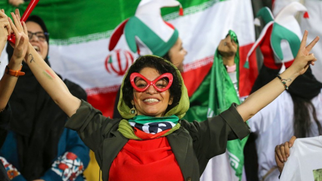 Perempuan d Iran saat saksikan pertandingan sepakbola di stadion.-(AFP)