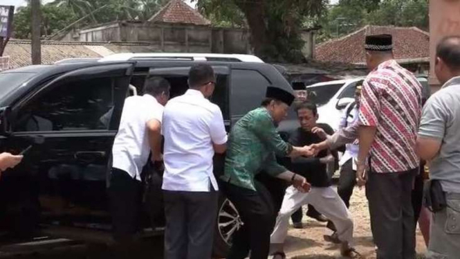 Cuplikan insiden penikaman Menkopolhukam Wiranto di Pandeglang, 10 Oktober 2019.