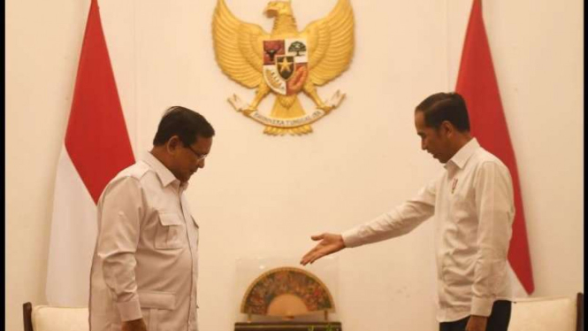 Presiden Joko Widodo (kanan) menyambut kunjungan Ketua Umum Partai Gerindra Prabowo Subianto (kiri) di Istana Merdeka, Jakarta, Jumat (11/10/2019).