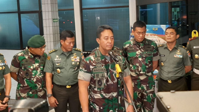 KSAD Jenderal TNI Andika Perkasa mengumumkan pencopotan jabatan Dandim Kendari.