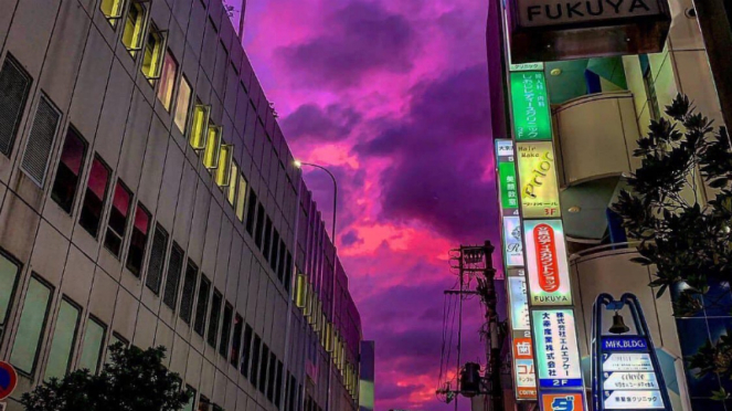 Langit Jepang berubah warna jadi pink.