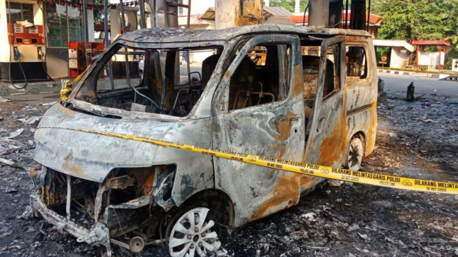 Mobil terbakar di SPBU Cipayung