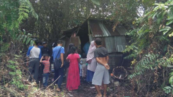 Sapri dan Lena tinggal di gubuk reyot, Kalimantan Barat.