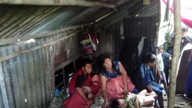 Kondisi gubuk Sapri dan keluarganya di Gang Kelompok Tani, Kalimantan Barat