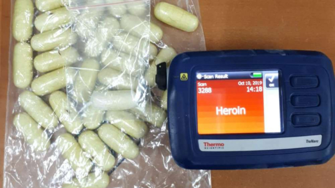 Barang bukti 35 Kapsul heroin seberat 366 gram. 