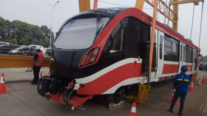 Kereta LRT Jabodebek mulai diangkat ke jalurnya di Lintasan Cawang-Cibubur.