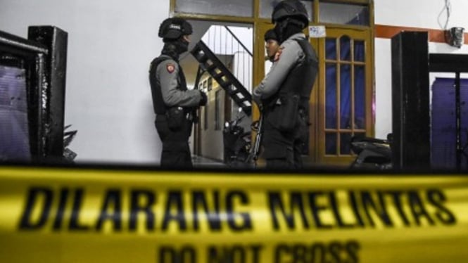 Tim Densus 88 Polri bersama Kepolisian Daerah Jawa Barat mengamankan sejumlah barang bukti dari salah satu kamar rumah kontrakan milik dua dari enam terduga teroris kelompok JAD yang ditangkap di Bekasi. - ANTARA/Novrian Arbi