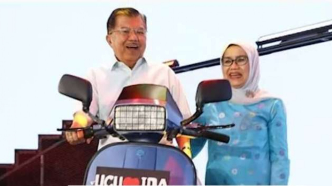 Wakil Presiden Jusuf Kalla dan istrinya, Mufidah, dalam acara perpisahan dengan seluruh staf Sekretariat Wakil Presiden (Setwapres) di Trans Studio Mall, Jalan Alternatif Cibubur, Cimanggis, Depok, Jawa Barat, Minggu (13/10/2019).