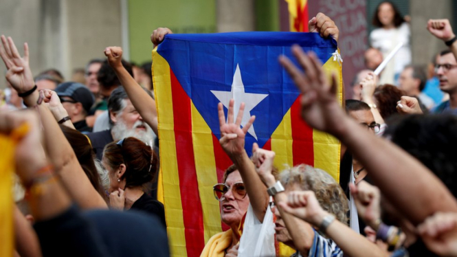 Para pendukung kemerdekaan Catalunya menggelar demonstrasi di Barcelona jelang putusan pengadilan.-(Reuters)