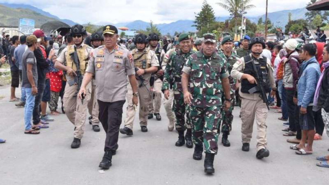 Kapolda Papua dan Pangdam XVII/Cenderawasih antar jenazah Deri Datu Padang, korban pembunuhan di Wamena.