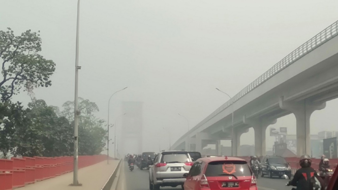 Kabut asap menyelimuti Kota Palembang, Senin, 14 Oktober 2019.