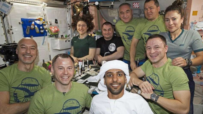 Astronot Uni Emirat Arab, Hazzaa Al Mansouri bersorban
